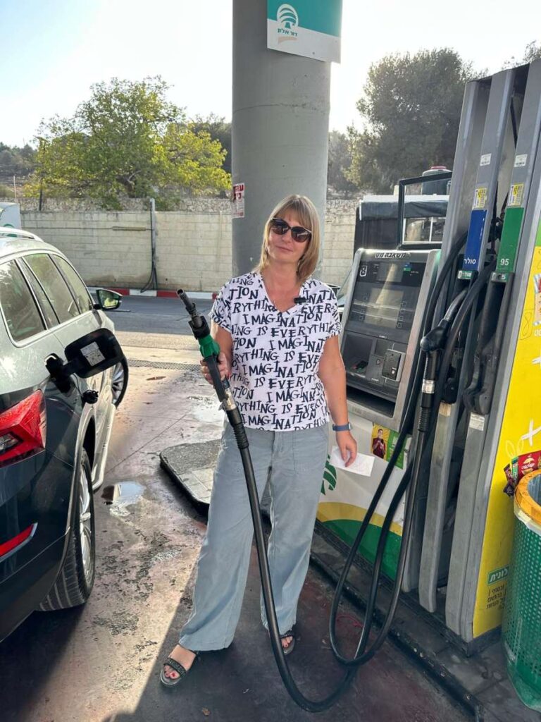 Izraelska przygoda przy dystrybutorze – jak zatankować samochód (poradnik)